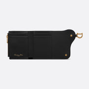 Dior Saddle Wallet – 黑色粒面小牛皮，採用標誌性馬鞍設計與金屬 D 型飾件，經典時尚。