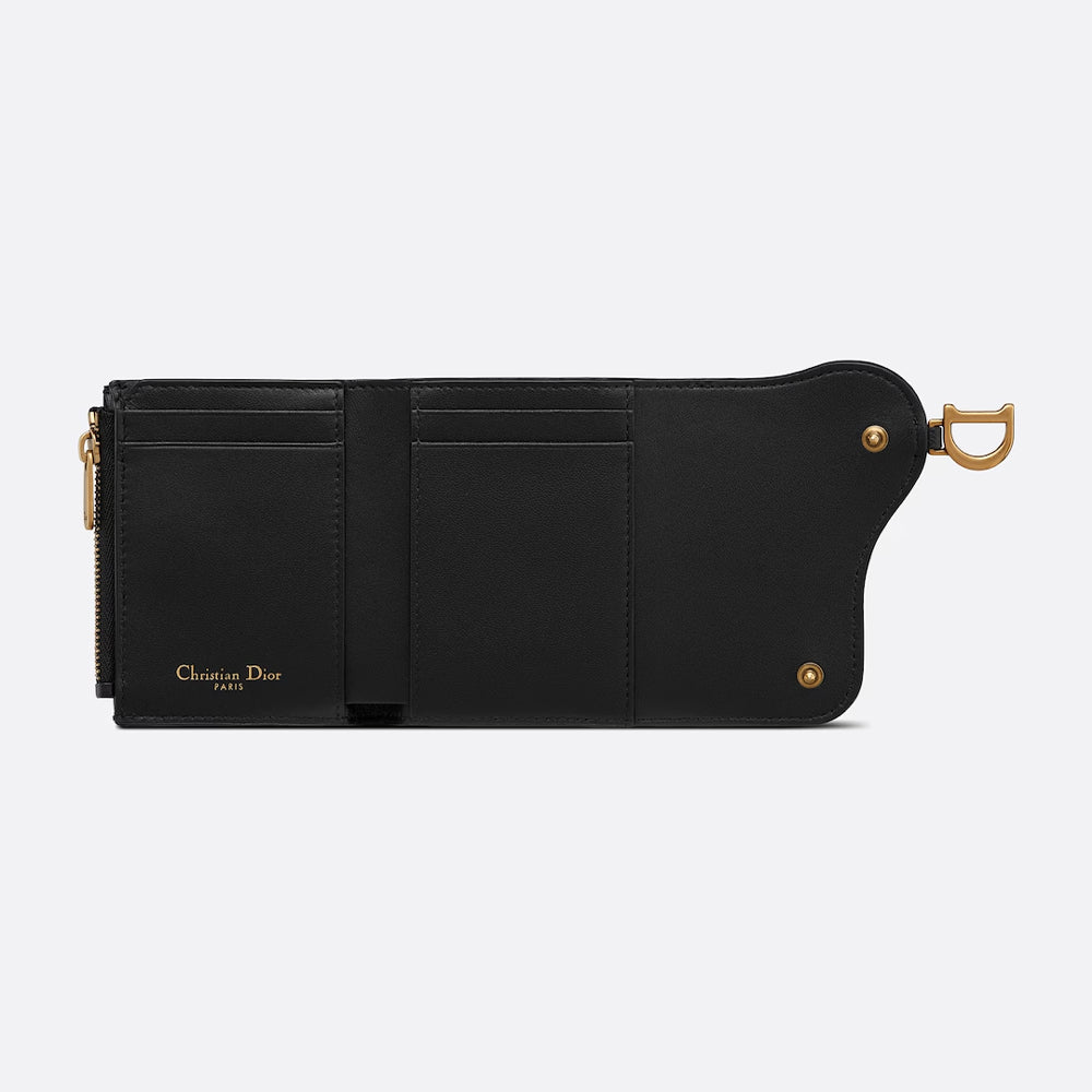 Dior Saddle Wallet – 黑色粒面小牛皮，採用標誌性馬鞍設計與金屬 D 型飾件，經典時尚。