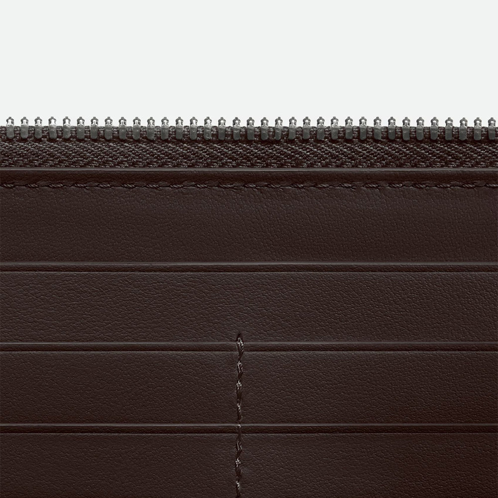 Bottega Veneta Intrecciato 全拉鏈錢包，經典編織設計與大容量結合，兼具功能與美感。