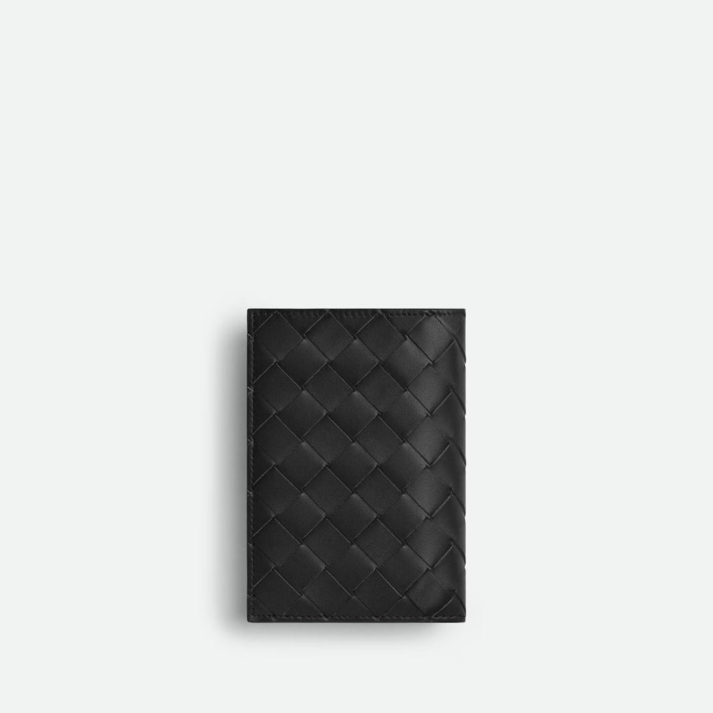 Bottega Veneta Intrecciato Medium Bi-Fold 錢包，經典編織設計，配有 L 型拉鏈，展現時尚與實用性。