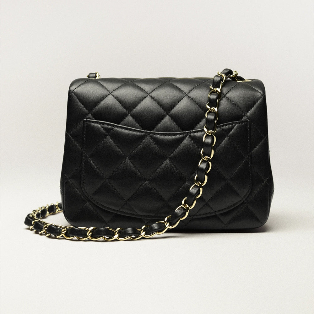 Chanel Mini Classic Flap Bag 17 cm – 經典迷你翻蓋包，精緻小羊皮皮革材質，搭配標誌性菱格紋與金屬鏈條設計。