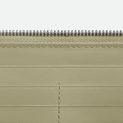 Bottega Veneta Intrecciato 全拉鏈錢包，經典編織設計與大容量結合，兼具功能與美感。