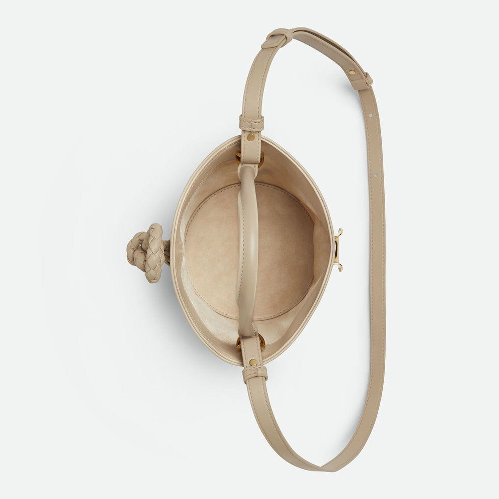 Bottega Veneta Small Liberta Bucket，精緻小巧，適合輕便日常或休閒造型搭配。