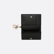 Dior Lady Dior Card Holder – 黑色 Cannage 羔羊皮，搭配品牌標誌性吊飾，展現經典與細膩。