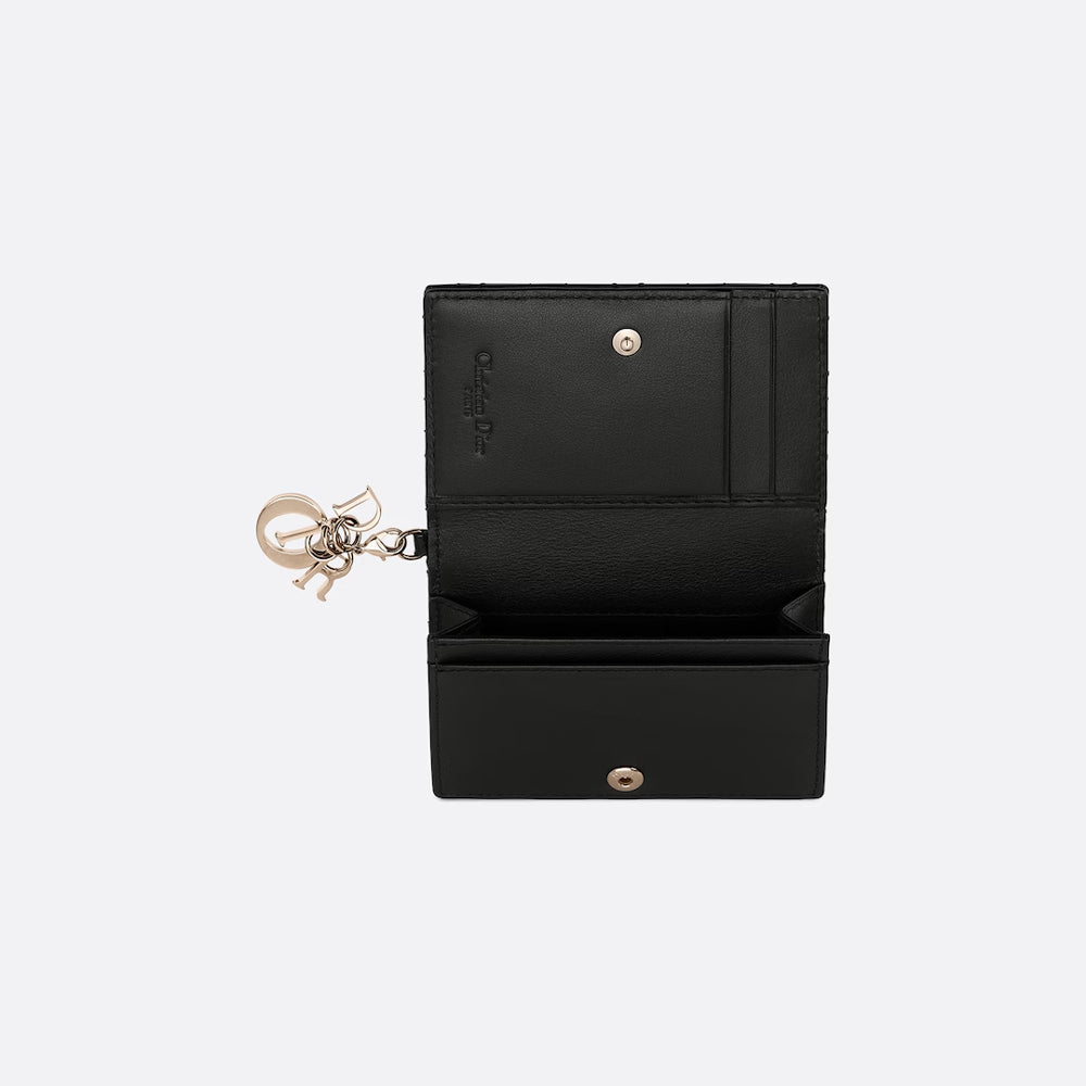 Dior Lady Dior Card Holder – 黑色 Cannage 羔羊皮，搭配品牌標誌性吊飾，展現經典與細膩。