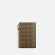 Bottega Veneta Medium Intrecciato 編織雙折錢包，設有拉鏈隔層，結合經典與實用性。