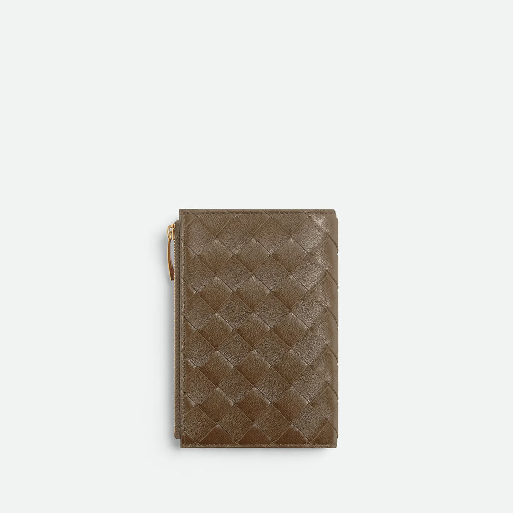 Bottega Veneta Medium Intrecciato 編織雙折錢包，設有拉鏈隔層，結合經典與實用性。