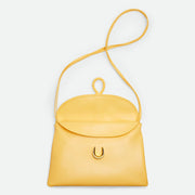 Bottega Veneta Liberta 手袋，簡約設計搭配品牌經典工藝，展現時尚高雅氣質。