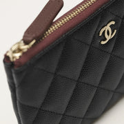 Chanel Classic Small Zipped Pouch – 經典小型拉鍊手拿包，優雅皮革材質搭配金屬標誌，適合日常攜帶。