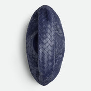 Bottega Veneta Hop 手袋，俐落線條與輕便設計，展現現代簡約風格。