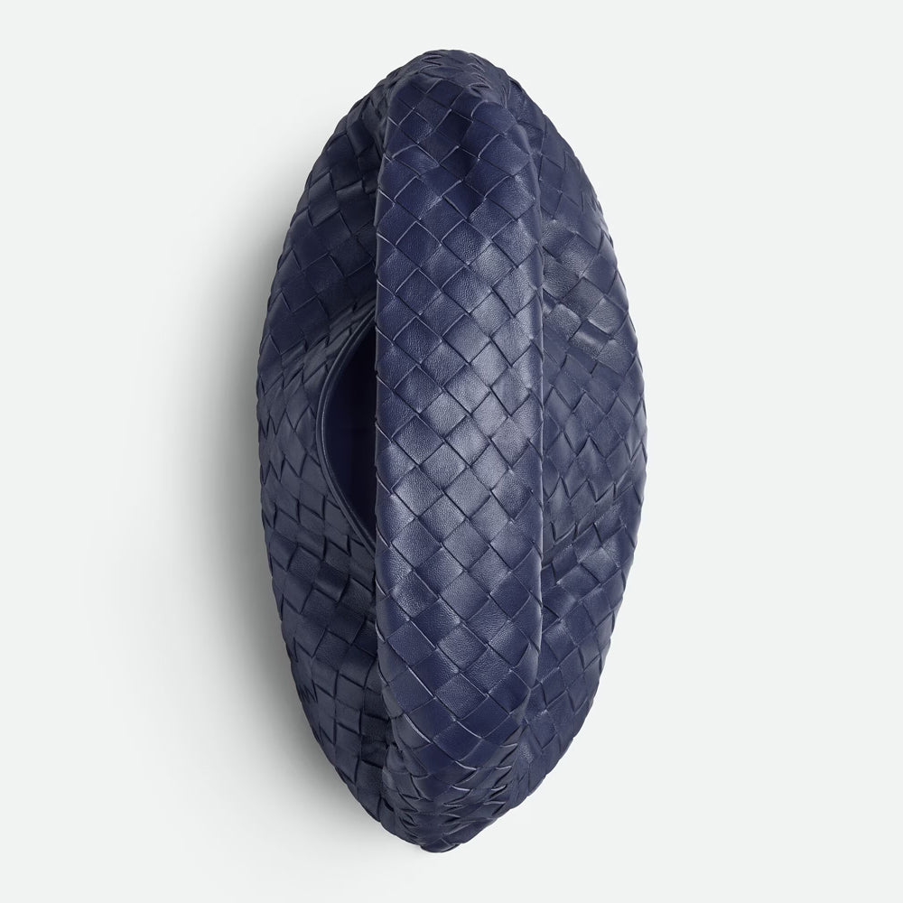 Bottega Veneta Hop 手袋，俐落線條與輕便設計，展現現代簡約風格。