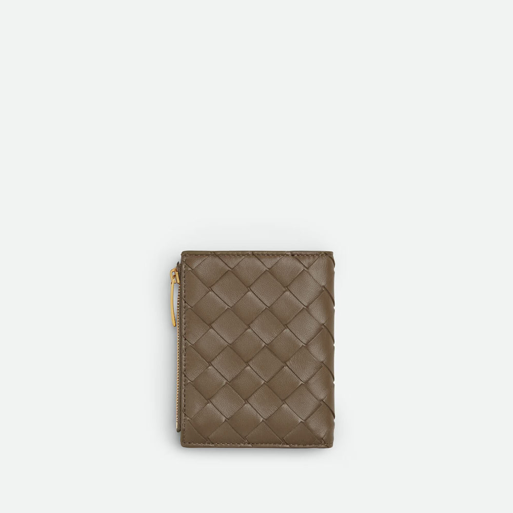 Bottega Veneta Intrecciato 小型雙折錢包，經典編織設計，精緻輕巧實用。