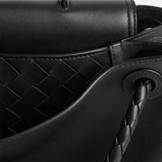 Bottega Veneta Ciao Ciao 包款，柔軟皮革和隨性設計，展現時尚與輕盈感。