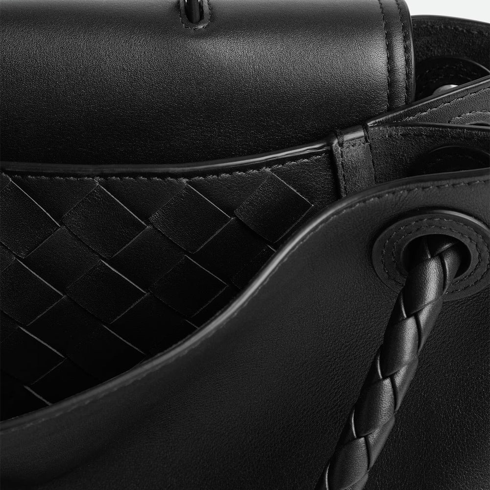 Bottega Veneta Ciao Ciao 包款，柔軟皮革和隨性設計，展現時尚與輕盈感。