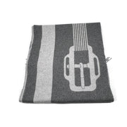 Hermès Scarf – 採用高級真絲製作，融合精美印花與品牌標誌性設計，經典且百搭。