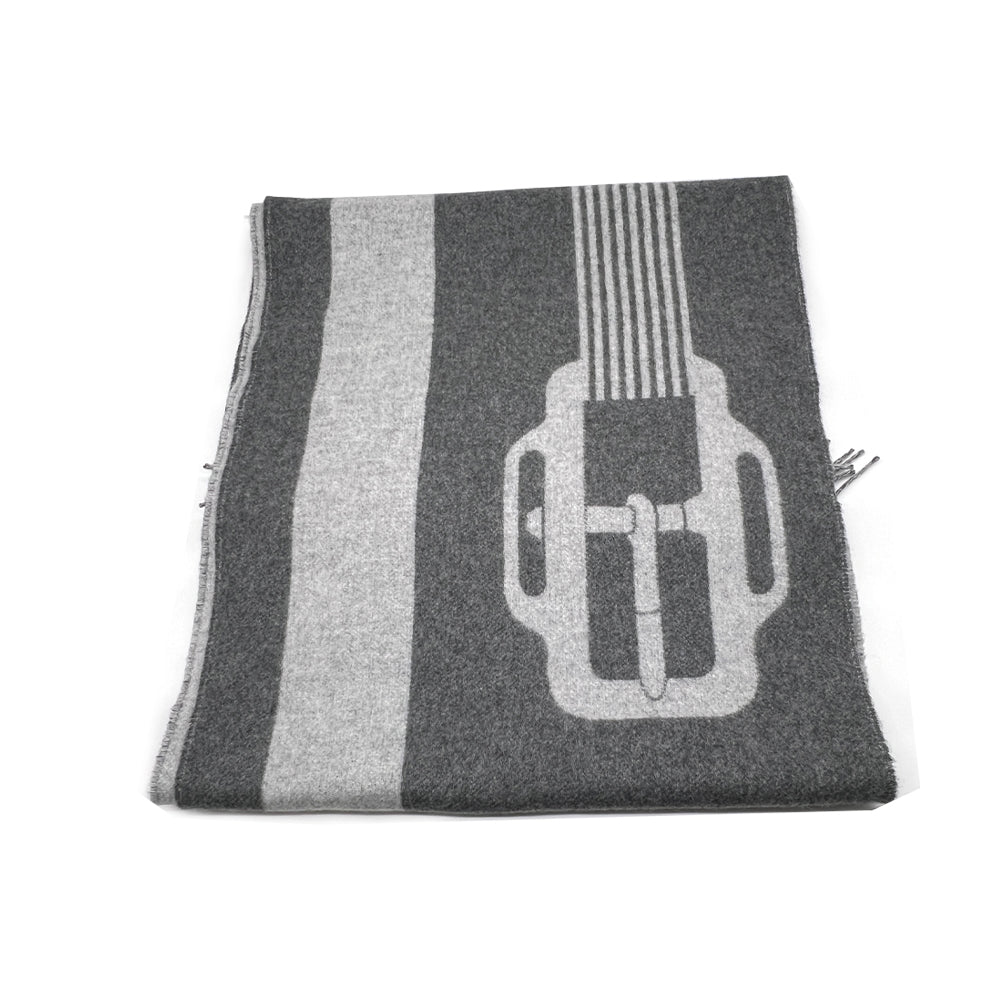 Hermès Scarf – 採用高級真絲製作，融合精美印花與品牌標誌性設計，經典且百搭。