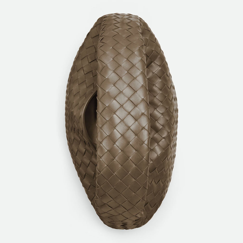 Bottega Veneta Hop 手袋，俐落線條與輕便設計，展現現代簡約風格。