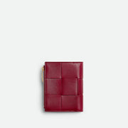 Bottega Veneta Cassette 小型雙折錢包，採用品牌標誌性編織設計，時尚小巧。