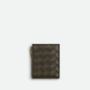 Bottega Veneta Intrecciato Diagonal 小型雙折錢包，對角線編織設計極具特色。