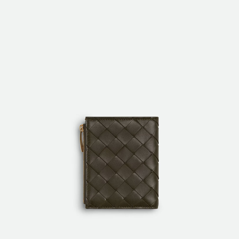 Bottega Veneta Intrecciato Diagonal 小型雙折錢包，對角線編織設計極具特色。