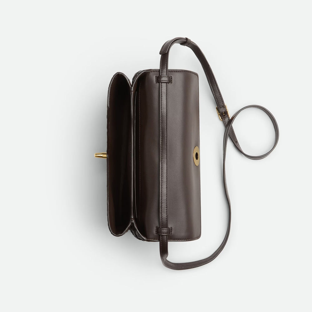Bottega Veneta Knot Lock 手袋，採用標誌性結扣細節，適合晚宴或正式場合。