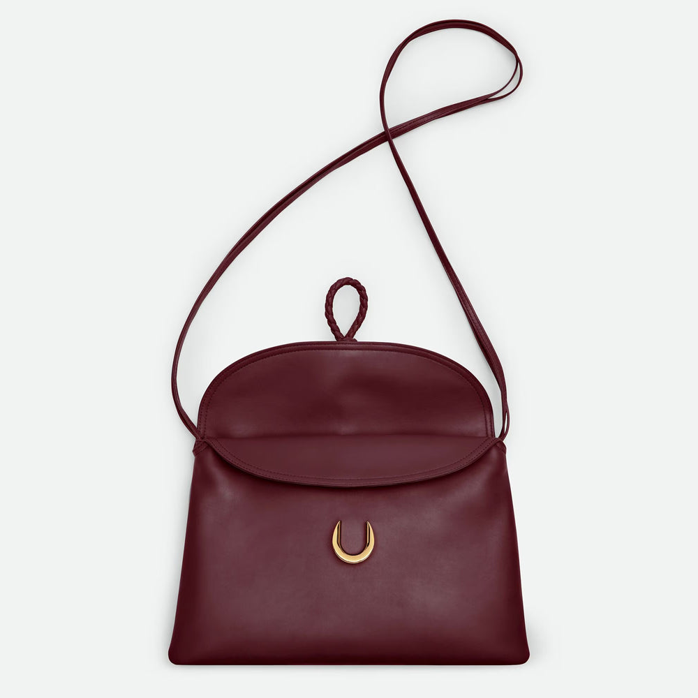 Bottega Veneta Liberta 手袋，簡約設計搭配品牌經典工藝，展現時尚高雅氣質。