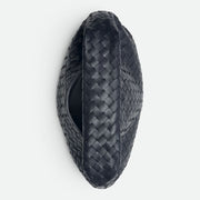 Bottega Veneta Hop 手袋，俐落線條與輕便設計，展現現代簡約風格。