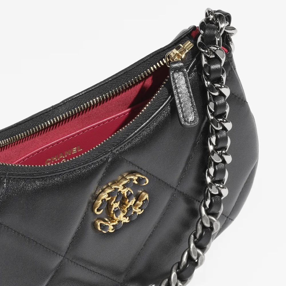 CHANEL 19 Clutch with Chain – 採用柔軟皮革與菱格紋設計，搭配金屬鏈條，結合時尚與實用性。