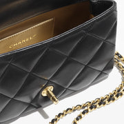 Chanel Small Flap Bag，經典設計與實用尺寸，輕鬆搭配任何造型，是永恆的奢華象徵。