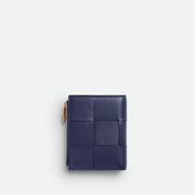 Bottega Veneta Cassette 小型雙折錢包，採用品牌標誌性編織設計，時尚小巧。