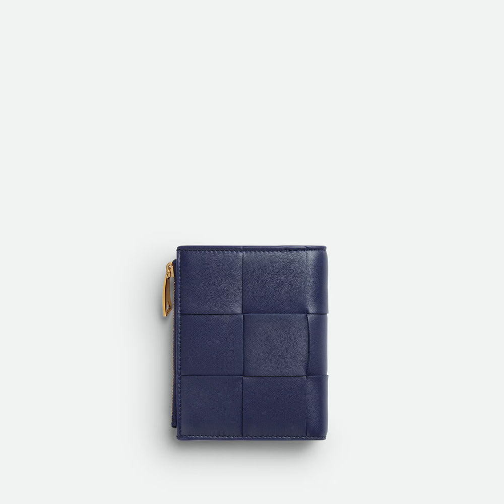 Bottega Veneta Cassette 小型雙折錢包，採用品牌標誌性編織設計，時尚小巧。