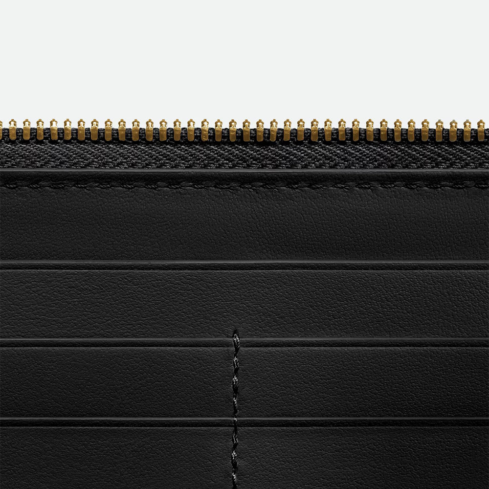 Bottega Veneta Intrecciato 長款錢包，備有硬幣夾層，展現實用與編織工藝美感。