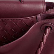 Bottega Veneta Ciao Ciao，柔軟皮革和隨性設計，展現時尚與輕盈感。