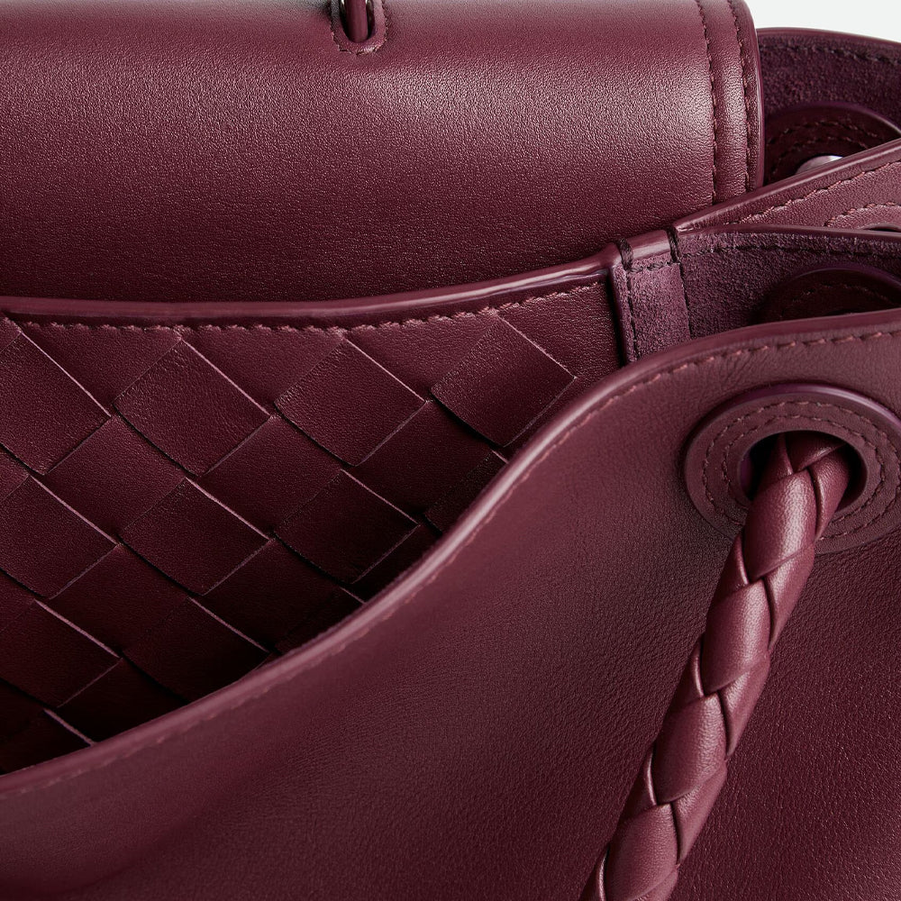 Bottega Veneta Ciao Ciao，柔軟皮革和隨性設計，展現時尚與輕盈感。