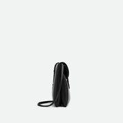 Bottega Veneta Liberta 手袋，簡約設計搭配品牌經典工藝，展現時尚高雅氣質。
