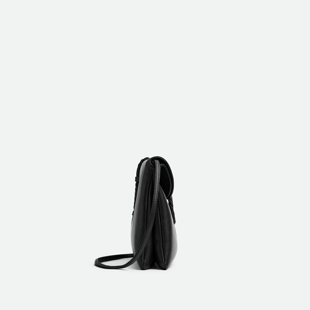 Bottega Veneta Liberta 手袋，簡約設計搭配品牌經典工藝，展現時尚高雅氣質。
