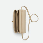 Bottega Veneta Knot Lock 手袋，採用標誌性結扣細節，適合晚宴或正式場合。
