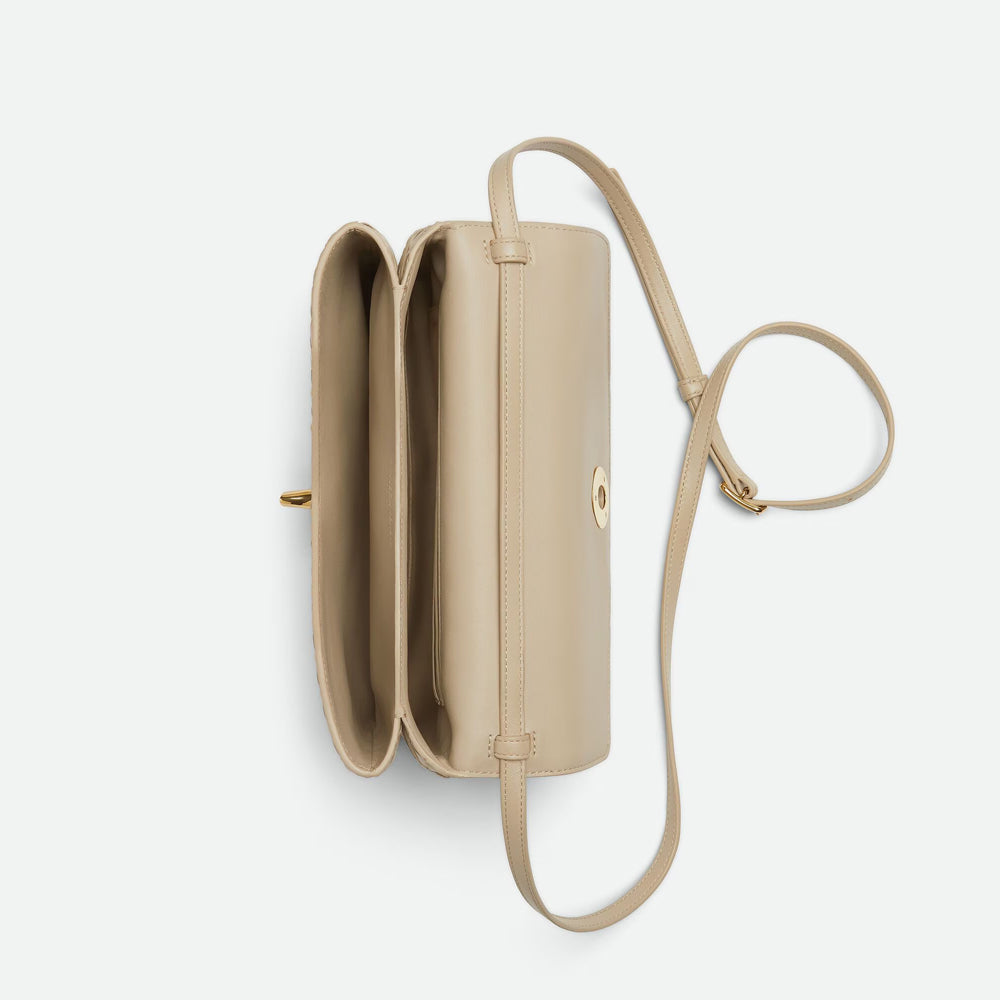 Bottega Veneta Knot Lock 手袋，採用標誌性結扣細節，適合晚宴或正式場合。