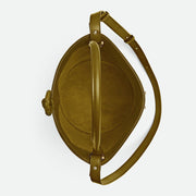 Bottega Veneta Liberta Bucket，水桶包設計與柔軟皮革結合，展現自然美感。