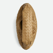 Bottega Veneta Hop 手袋，俐落線條與輕便設計，展現現代簡約風格。