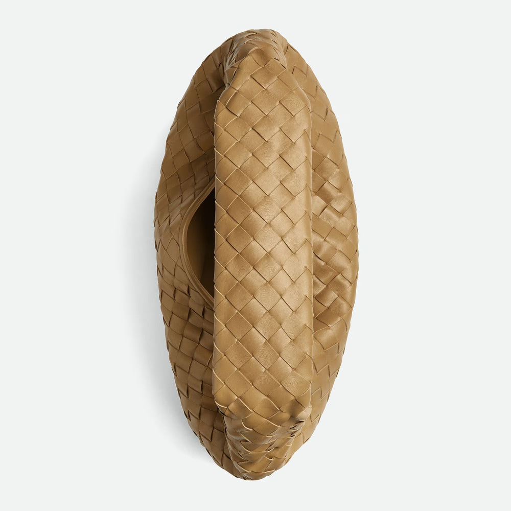 Bottega Veneta Hop 手袋，俐落線條與輕便設計，展現現代簡約風格。