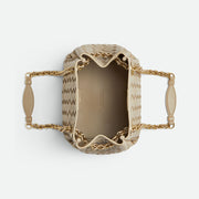 Bottega Veneta Small Parachute Chain 手袋，小巧精緻，金屬鏈條設計增添時尚感。