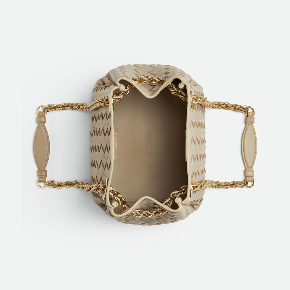 Bottega Veneta Small Parachute Chain 手袋，小巧精緻，金屬鏈條設計增添時尚感。
