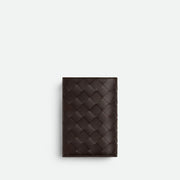 Bottega Veneta Intrecciato Medium Bi-Fold 錢包，經典編織設計，配有 L 型拉鏈，展現時尚與實用性。