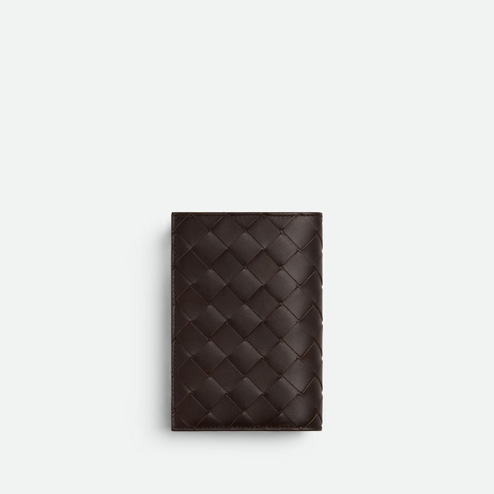 Bottega Veneta Intrecciato Medium Bi-Fold 錢包，經典編織設計，配有 L 型拉鏈，展現時尚與實用性。