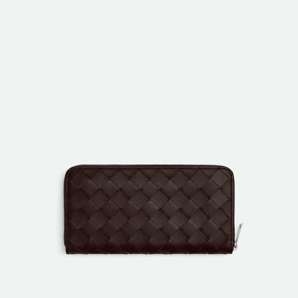 Bottega Veneta Intrecciato 全拉鏈錢包，經典編織設計與大容量結合，兼具功能與美感。