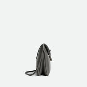 Bottega Veneta Liberta 手袋，簡約設計搭配品牌經典工藝，展現時尚高雅氣質。