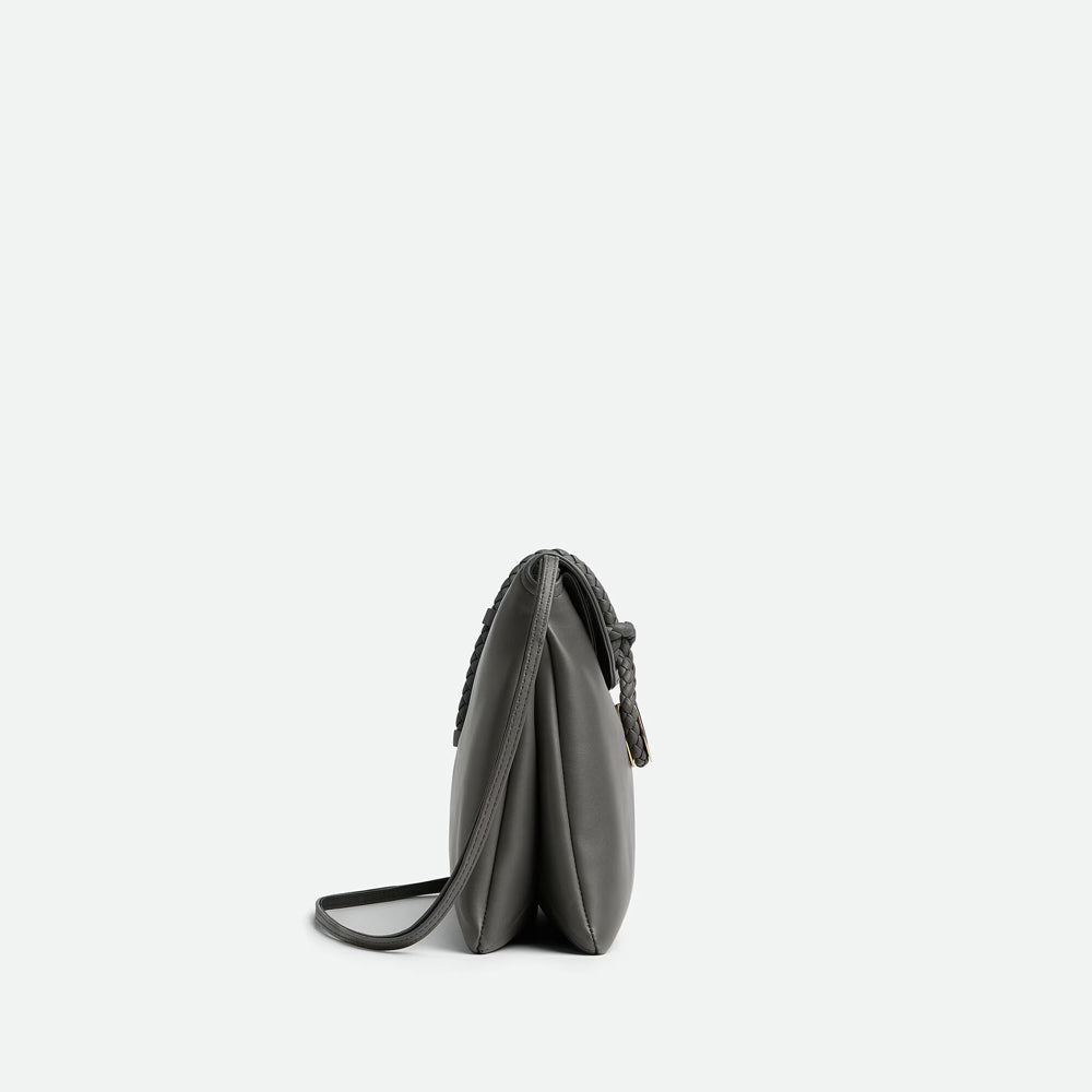 Bottega Veneta Liberta 手袋，簡約設計搭配品牌經典工藝，展現時尚高雅氣質。