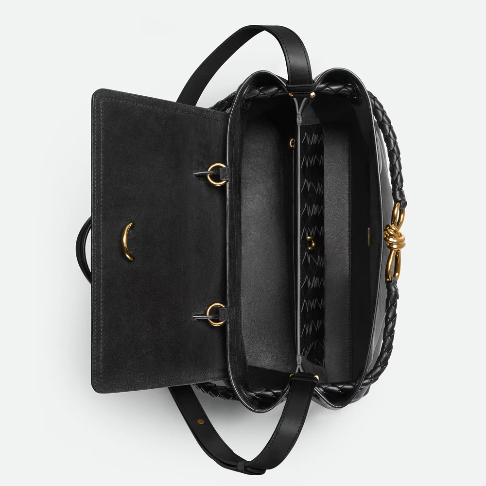 Bottega Veneta Ciao Ciao 包款，柔軟皮革和隨性設計，展現時尚與輕盈感。