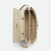 Bottega Veneta Ciao Ciao，柔軟皮革和隨性設計，展現時尚與輕盈感。